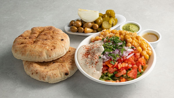סלט נוני - סלט ירקות בתוספת גרגרים חמים וטחינה